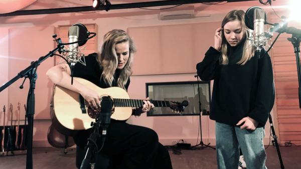 Nachdem Musikpatin Ilse de Lange und Greta (10) den Song fertiggestellt haben, teilen sie die Gesangsparts untereinander auf. | Rechte: ZDF/André Conrad