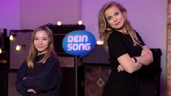 Greta (10) und Ilse de Lange sind stolz auf ihren fertigen Song. Am Ende der Produktion bleibt noch Zeit für ein cooles Posing  im Tonstudio. | Rechte: ZDF/André Conrad