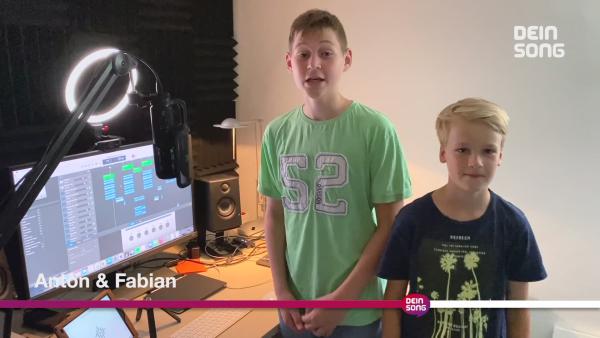 Anton (rechts) und Fabian (links) stehen vor einem Bildschirm. | Rechte: KiKA