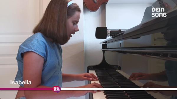 Isabella spielt Klavier. | Rechte: KiKA