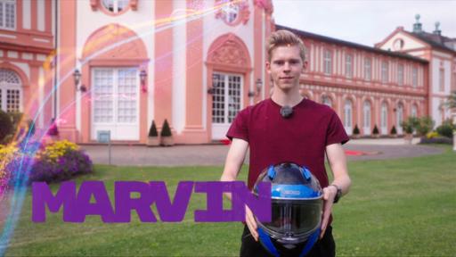 Marvin hält seinen Motorradhelm in die Kamera.