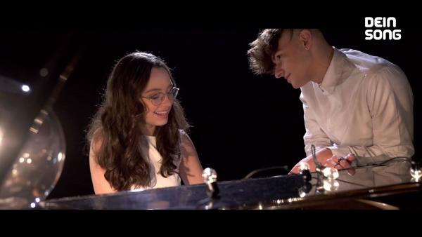 Lola sitzt am Klavier und singt | Rechte: ZDF/BSB Film