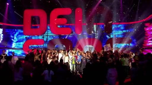 Viele Menschen freuen sich auf der "Dein Song"-Finalbühne.