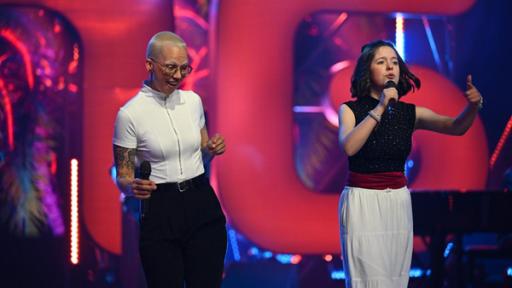 Felicitas und Stefanie Heinzmann performen auf der "Dein Song" Bühne im großen Finale 2025 den Song "Sommer in Berlin"