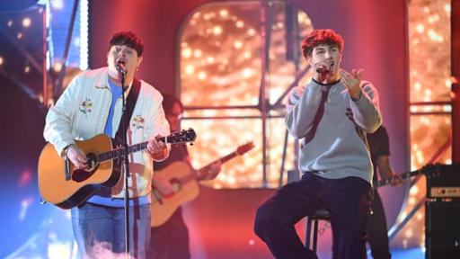 Lasse und ISAAK auf der "Dein Song" Bühne im großen Finale 2025. Die Beiden performen den von Lasse geschriebenen Song "How it ends"