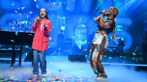 Mina und Aisha Vibes auf der Bühne im großen "Dein Song" Finale 2025. Sie performen den von Mina geschriebenen Song "Butterfly in a Glass"