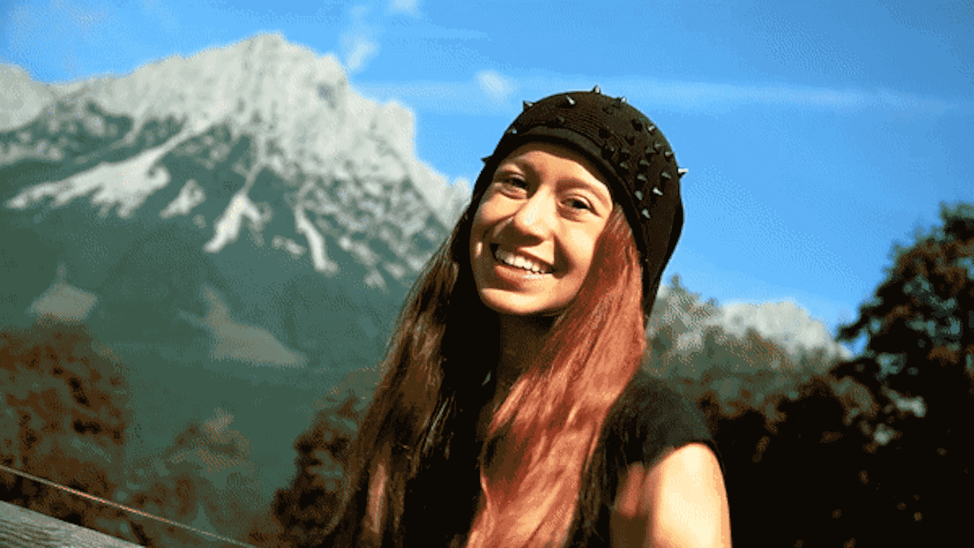 Sarah steht vor einem Alpenpanorama | Rechte: Henning Malz; KiKA
