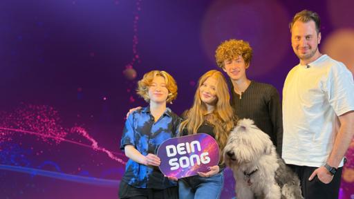 Paula, Lisa, Lukas, ein Hund und Jules stehen nebeneinander vor einem lila-farbenen Hintergrund. Die Mädchen halten ein Schild mit dem "Dein Song"-Logo vor sich.