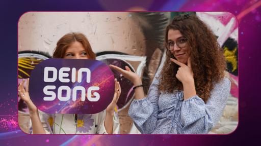 Leontina steht vor einer mit Graffiti besprühten Wand. Neben ihr steht eine Frau, die sich das "Dein Song"-Logo vor das Gesicht hält.