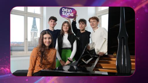 Philipp, Mira, Robin, Anton und Daniela stehen an einem Klavier und halten das "Dein Song"-Logo in die Höhe.