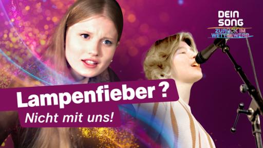 Lisa und Paula singen. Auf dem Bild steht: "Lampenfieber? Nicht mit uns"