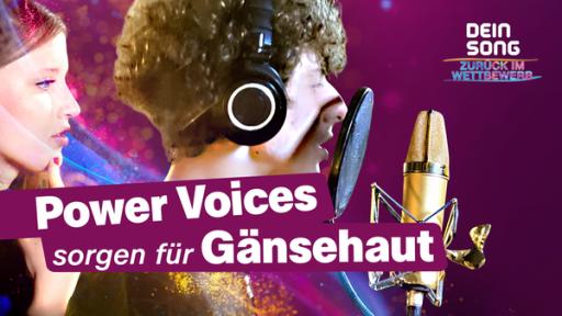 Lukas und Lisa singen in ein Mikrofon. Auf dem Bild steht: "Power Voices sorgen für Gänsehaut".