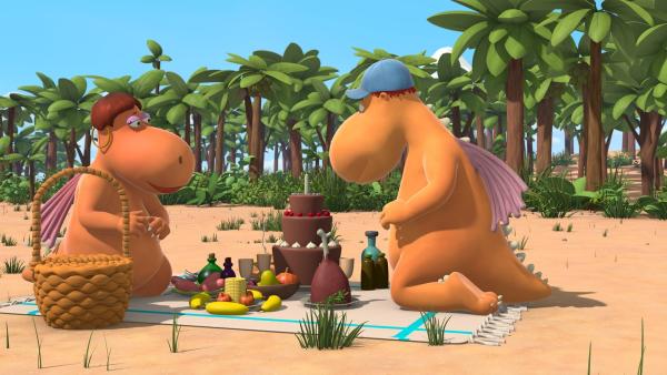 Kokosnuss’ Eltern Mette und Magnus bereiten ein Picknick vor, während Kokosnuss, Oskar und Matilda sich die Zeit vertreiben und die Gegend erkunden. | Rechte: ZDF/Caligari Film