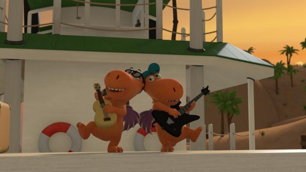 Auf dem Deck eines Schiffes stehen Kokosnuss und der Rockstar Rocko Rolla. Beide spielen Gitarre und sind nicht auseinander zu halten. | Rechte: ZDF/Caligari Film
