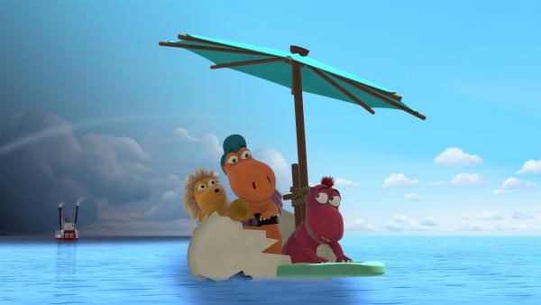 Kokosnuss und seine Freunde wollen Mini Mo einholen, der die Dracheninsel mit dem Schiff verlassen hat. Doch leider gibt ihre Flugmaschine den Geist auf. | Rechte: ZDF/Caligari Film