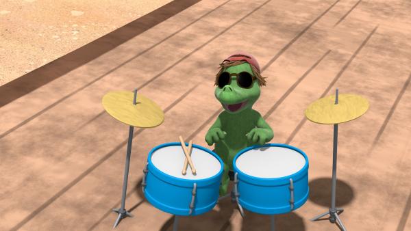 Mini Mo kann wirklich fantastisch Schlagzeug spielen. Dadurch bietet sich ihm eine große Chance auf Karriere. | Rechte: ZDF/Caligari Film