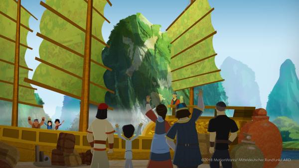 Luigi, Shi La, Fu Fu und Marco (v.l.n.r.) winken zum Abschied vom Boot aus. | Rechte: MDR/ARD/MotionWorks 2018