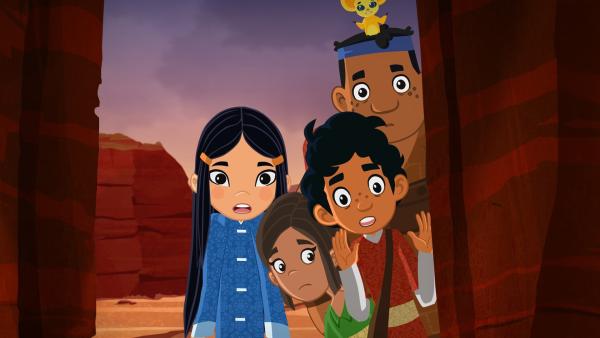 Shi La, Najwa, Marco, Luigi und Fu Fu (v.l.n.r.) entdecken die Felsenstadt Petra. | Rechte: MDR/ARD/MotionWorks 2018