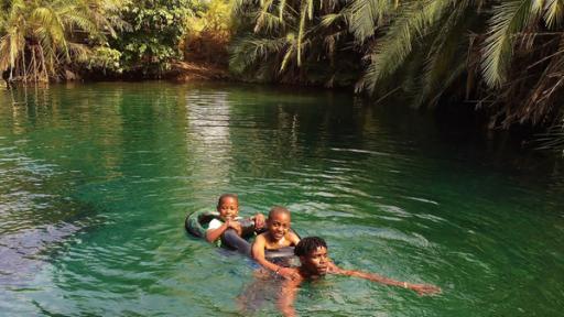 Schwimmen in heißen Quellen