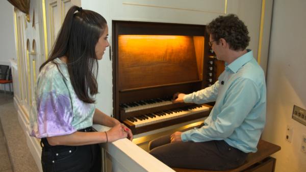 Clarissa spielt Orgel | Rechte: KiKA
