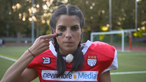 Clarissa spielt Football | Rechte: KiKA