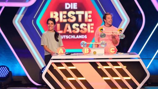 Clarissa und Tobi mit einem Experiment bei "Die beste Klasse Deutschlands" 2021. (Alle teilnehmende und dargestellte Personen der Produktion "Die beste Klasse Deutschlands) waren zum Zeitpunkt der Fotoaufnahmen negativ auf Covid 19 getestet.)