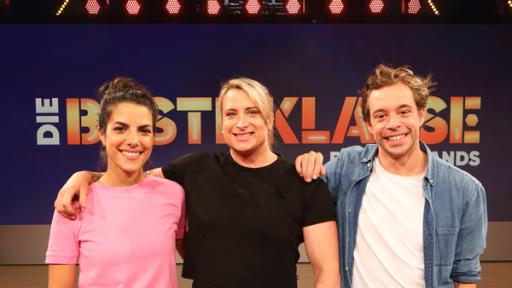 Clarissa und Tobi mit Sandra Bradley, der "stärksten Fra der Welt" bei "Die beste Klasse Deutschlands" 2021. (Alle teilnehmende und dargestellte Personen der Produktion "Die beste Klasse Deutschlands) waren zum Zeitpunkt der Fotoaufnahmen negativ auf Covid 19 getestet.)