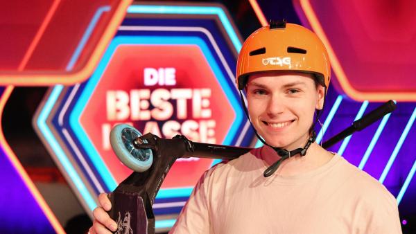 Kiran Reese (22) aus Hessen gehört zu den besten Scooter-Fahrern des Landes. Er ist zu Gast bei "Die beste Klasse Deutschlands" 2022. | Rechte: KiKA/Steffen Becker