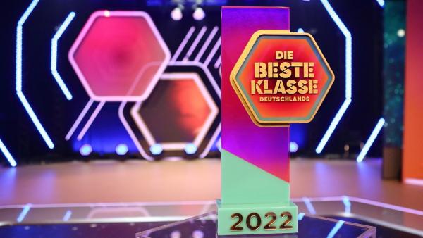 Der Pokal für "Die beste Klasse Deutschlands" 2022 | Rechte: KiKA/Steffen Becker