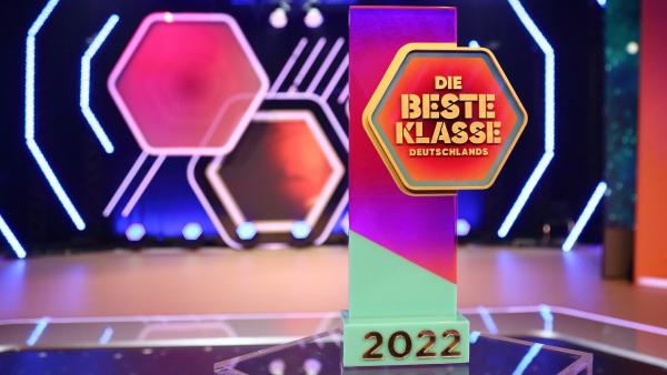Der Pokal für "Die beste Klasse Deutschlands" 2022 | Rechte: KiKA/Steffen Becker