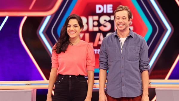 Clarissa und Tobi sind gespannt auf die nächste Spielrunde bei "Die beste Klasse Deutschlands" | Rechte: KiKA/Steffen Becker