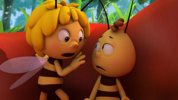 Maja und Willi beobachten eine seltsame Wespe. | Rechte: ZDF/Studio100 Animation