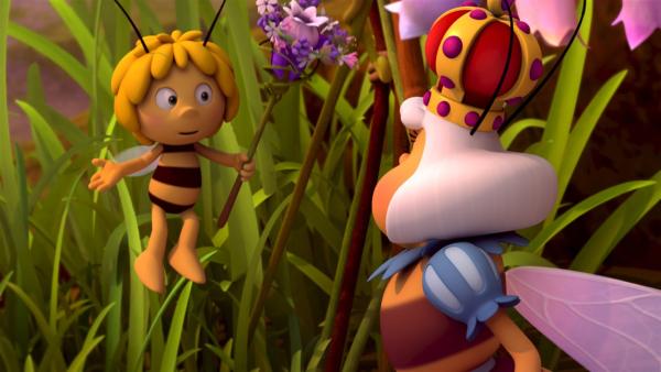 Maja übergibt das schön dekorierte Zepter an die Bienenkönigin. | Rechte: ZDF/Studio100 Animation