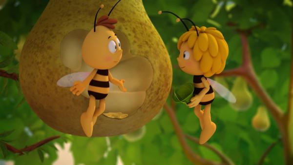 Maja und Willi probieren Zauberbirnensaft. | Rechte: ZDF/Studio100 Animation