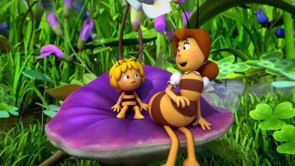 Frau Kassandra (re) und Maja (li) sitzen auf einer lilafarbenen Blume. | Rechte: Nach Waldemar Bonsels “Die Biene Maja”. © 2012 Studio 100 Animation 