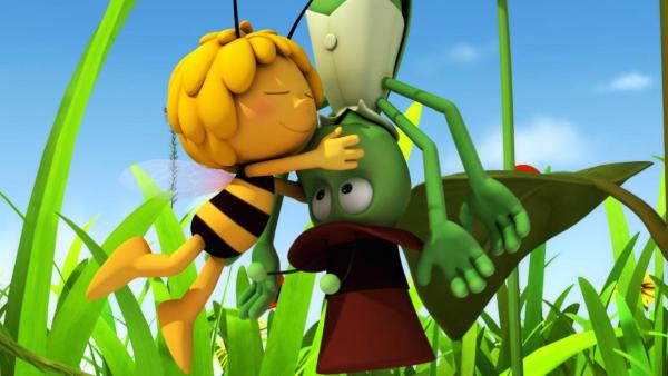 Maja (links) und Flip (rechts) umarmen sich kopfüber. | Rechte: Nach Waldemar Bonsels “Die Biene Maja”. © 2012 Studio 100 Animation 