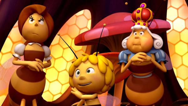 Biene Maja steht zwischen Kassandra (links) und der Bienenkönigin (rechts). | Rechte: Nach Waldemar Bonsels “Die Biene Maja”. © 2012 Studio 100 Animation 