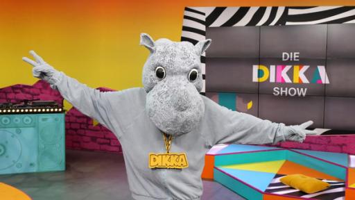 DIKKA im Studio vor Logo