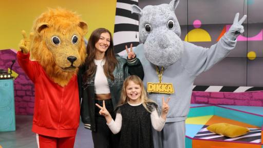 DJ Löwe, Sängerin Leony, die 10jährige Anastasiia und DIKKA stehend vor dem DIKKA-Show Logo