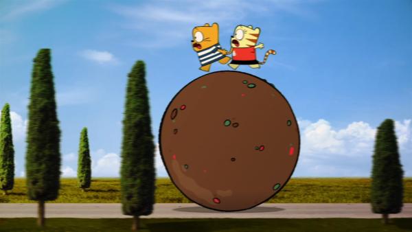 Ollie und Moon müssen auf ihrer Reise nach Italien einen riesigen essbaren Ball mitnehmen. | Rechte: BR/2017 Cottonwood Media