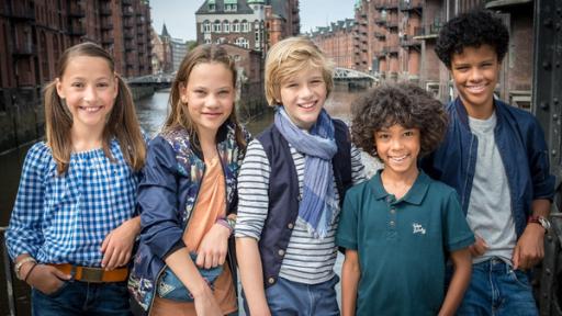 Nele (Ronja Levis), Kira (Marlene von Appen), Levin (Moritz Pauli), Femi (Spencer König) und Tayo (Samuel Adams) in der Speicherstadt