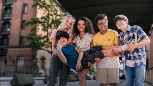 Die Pfefferkörner | Rechte: NDR Die Pfefferkörner Malin, Taara, Kofi und Jules tragen gemeinsam Piet. Die Jungen halten seine Beine, die Mädchen seine Schultern.
