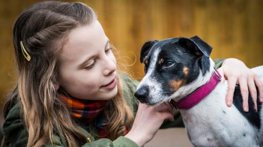 ist Mias jüngere Schwester und ein großer Tierfreund. Sie ist clever, aber geht den anderen Pfefferkörnern manchmal auf die Nerven. 