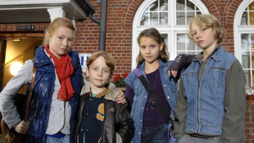 Die Pfefferkörner Emma (Aurelia Stern), Henri (Sammy O'Leary), Nina (Carolin Garnier) und Max (Bruno Alexander) vor ihrer Schule.