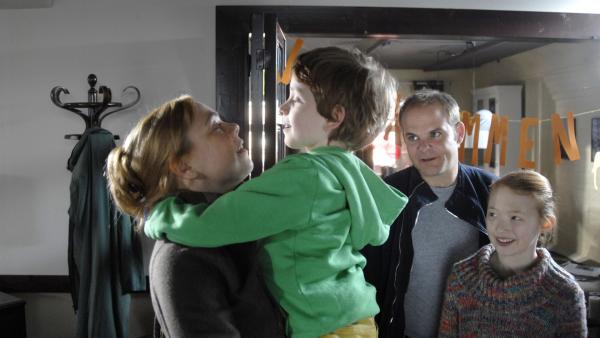 Wiedersehensfreude! Henri (Sammy O'Leary), Jan (Matthias Klimsa) und Emma (Aurelia Stern) begrüßen Henris Mutter Elisabeth (Dagmar Leesch). | Rechte: NDR/Romano Ruhnau