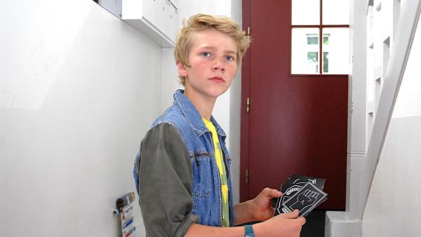 Im Treppenhaus seines Freundes Lennart findet Max (Bruno Alexander) Aufkleber mit rechtsradikalen Symbolen. | Rechte: NDR/Romano Ruhnau