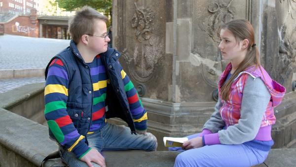 Matteo (Robin Huth) hilft seiner Schwester Nina (Carolin Garnier) beim Textlernen. | Rechte: NDR/Romano Ruhnau