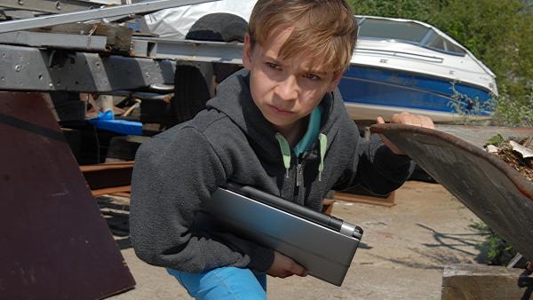 Klein, aber gemein: Leif (Niklas Post) versteckt seinen Laptop auf dem Gelände der Bootslagerei und macht Anton damit zum Hauptverdächtigen. | Rechte: NDR/Romano Ruhnau