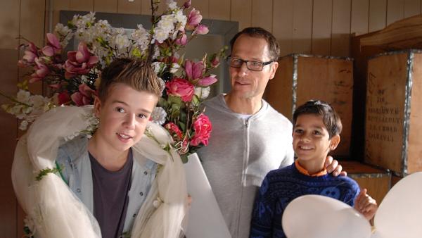 Alexander Amsinck (Markus Knüfken), Niklas (Jaden Dreier, li.) sowie Luis (Emilio Sanmarino, re.) haben Spaß mit der Hochzeitsdekoration. | Rechte: NDR/Romano Ruhnau