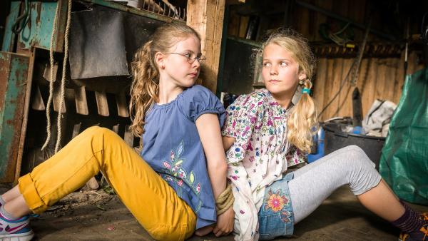 Pinja (Sina Michel) und Stella (Zoë Malia Moon) sind im Schuppen gefesselt, und weit und breit ist keine Hilfe in Sicht. | Rechte: NDR/Boris Laewen
